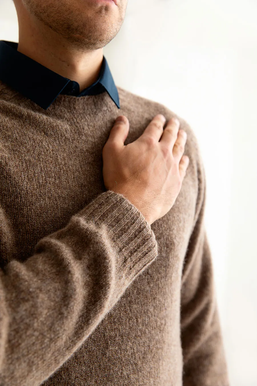 Mens Seamless Saddle Shoulder Shetland Jumper - Light Brown